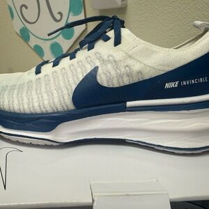 Nike Invincible White and Navy Running Shoes